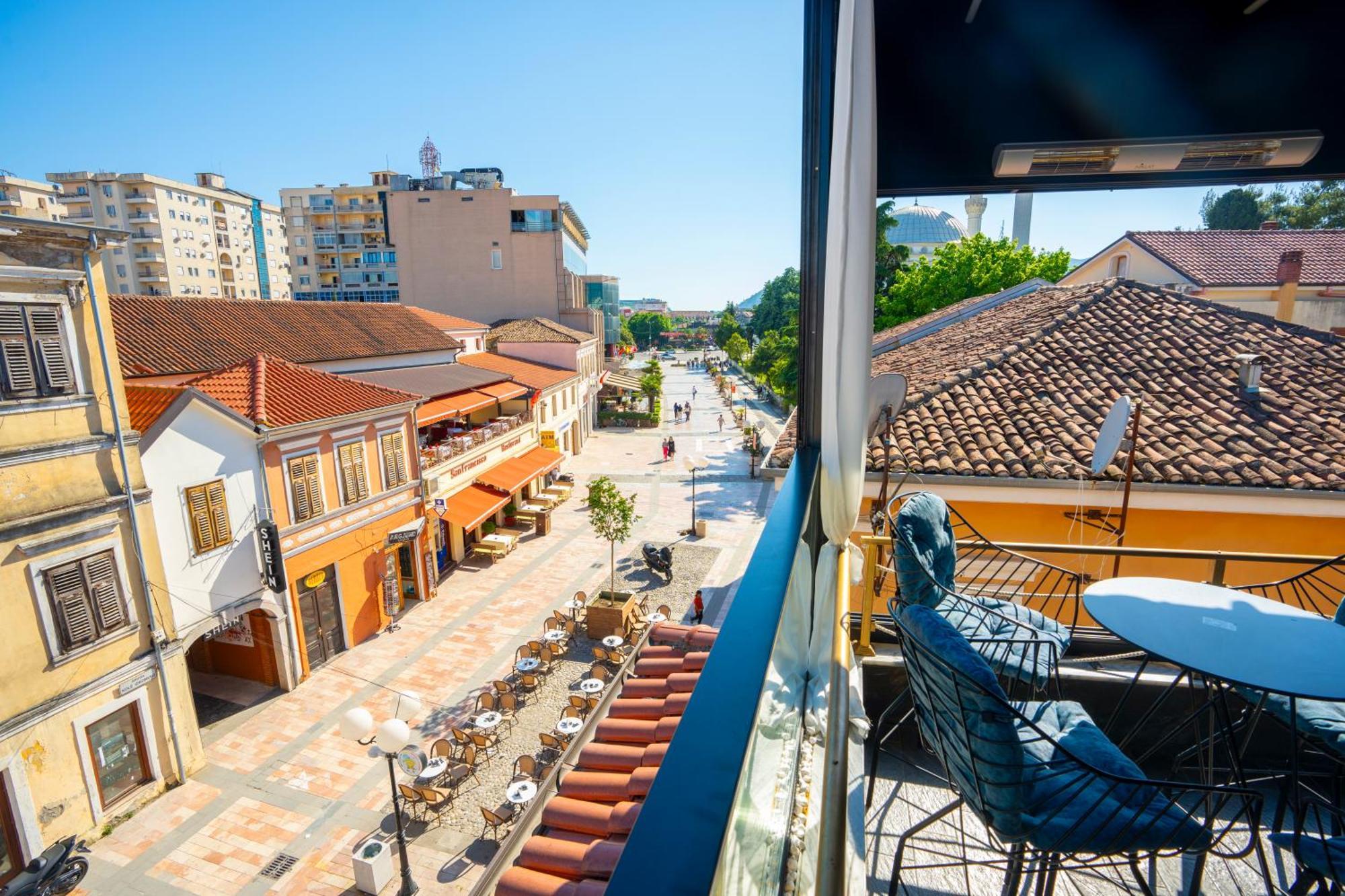 Terrace Hostel & Lounge Bar Shkodër エクステリア 写真