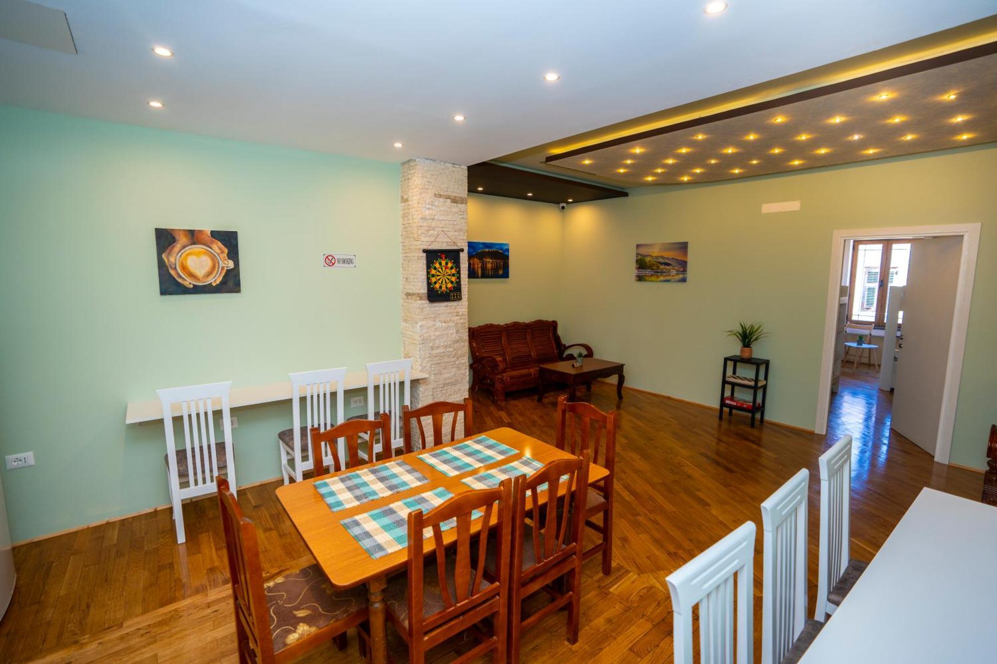 Terrace Hostel & Lounge Bar Shkodër エクステリア 写真