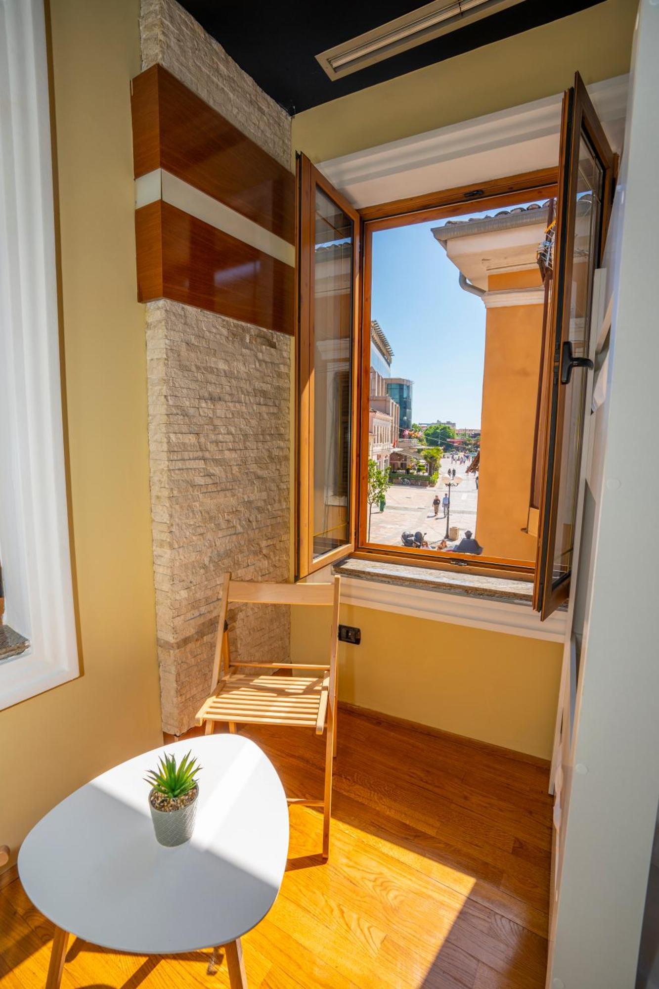 Terrace Hostel & Lounge Bar Shkodër エクステリア 写真