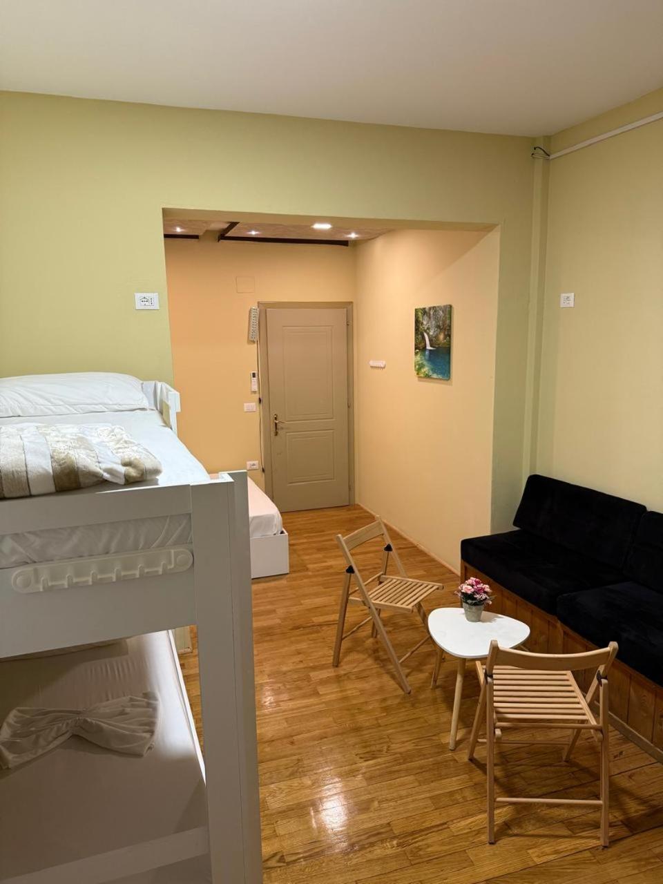Terrace Hostel & Lounge Bar Shkodër エクステリア 写真