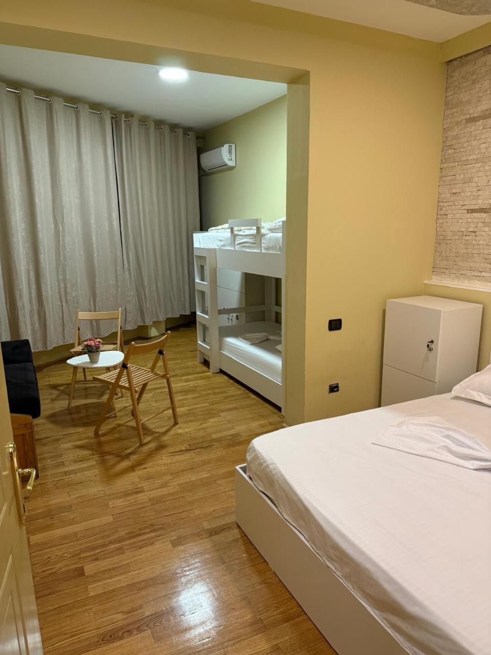 Terrace Hostel & Lounge Bar Shkodër エクステリア 写真
